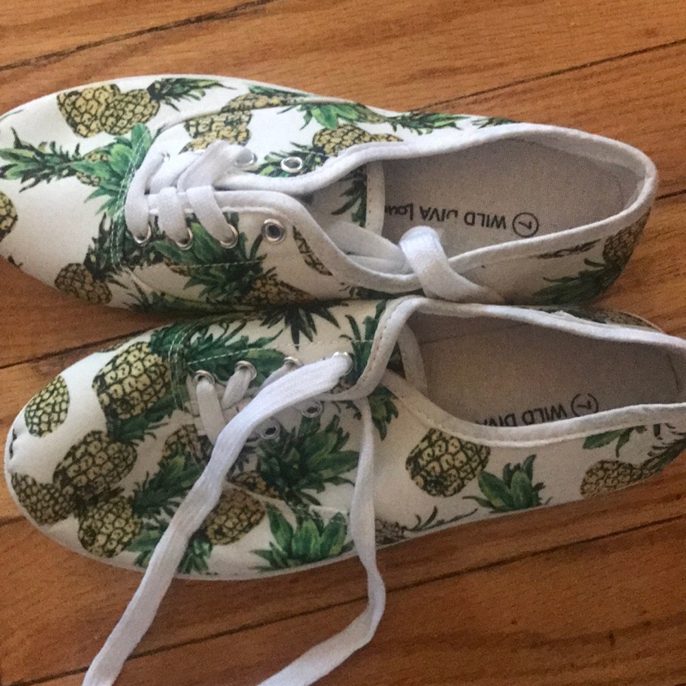 Pineapple print sneakers SZ 7 NWOT